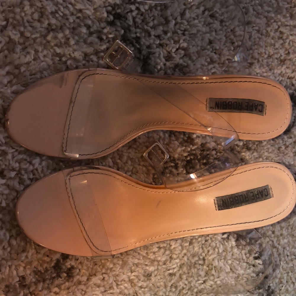 Clean heels !! Perfect for every outfit .